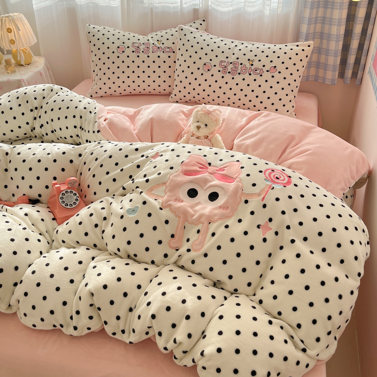 91家纺网 家纺一手货源 找家纺 红嘴企鹅 2025新款精致贴布绣牛奶绒四件套 棒棒糖-粉