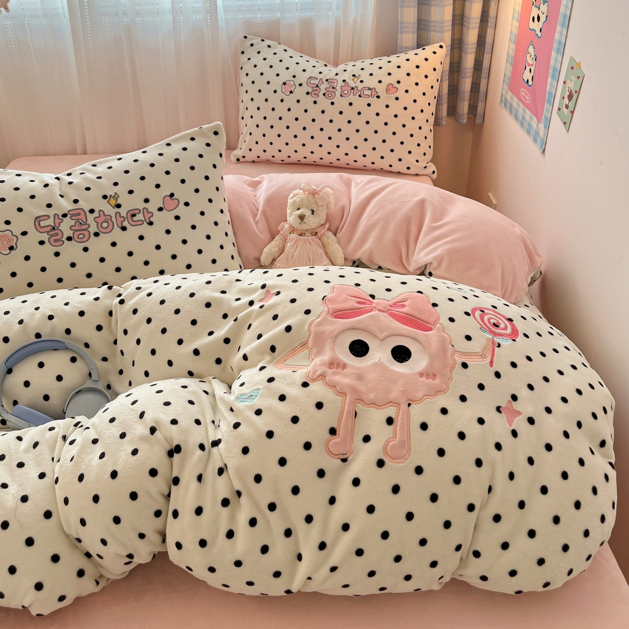 91家纺网 家纺一手货源 找家纺 红嘴企鹅 2025新款精致贴布绣牛奶绒四件套 棒棒糖-粉