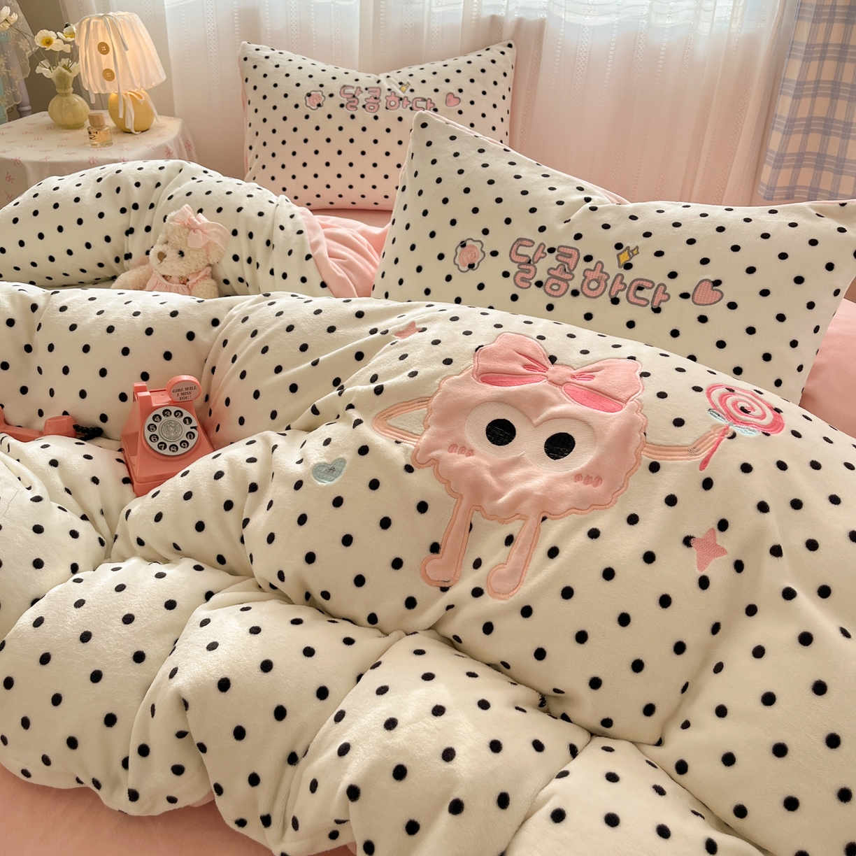 91家纺网 家纺一手货源 找家纺 红嘴企鹅 2025新款精致贴布绣牛奶绒四件套 棒棒糖-粉