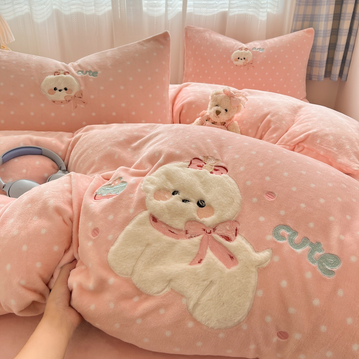 91家纺网 家纺一手货源 找家纺 红嘴企鹅 2025新款精致贴布绣牛奶绒四件套 Cute狗-粉