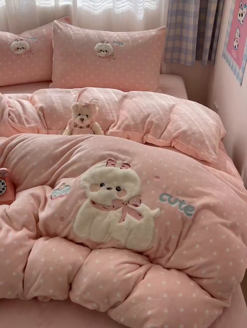 91家纺网 家纺一手货源 找家纺 红嘴企鹅 2025新款精致贴布绣牛奶绒四件套 Cute狗-粉