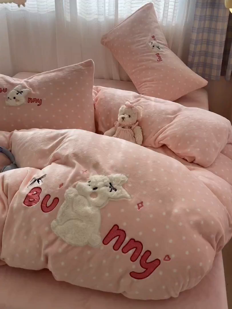 91家纺网 家纺一手货源 找家纺 红嘴企鹅 2025新款精致贴布绣牛奶绒四件套 Bunny兔-粉