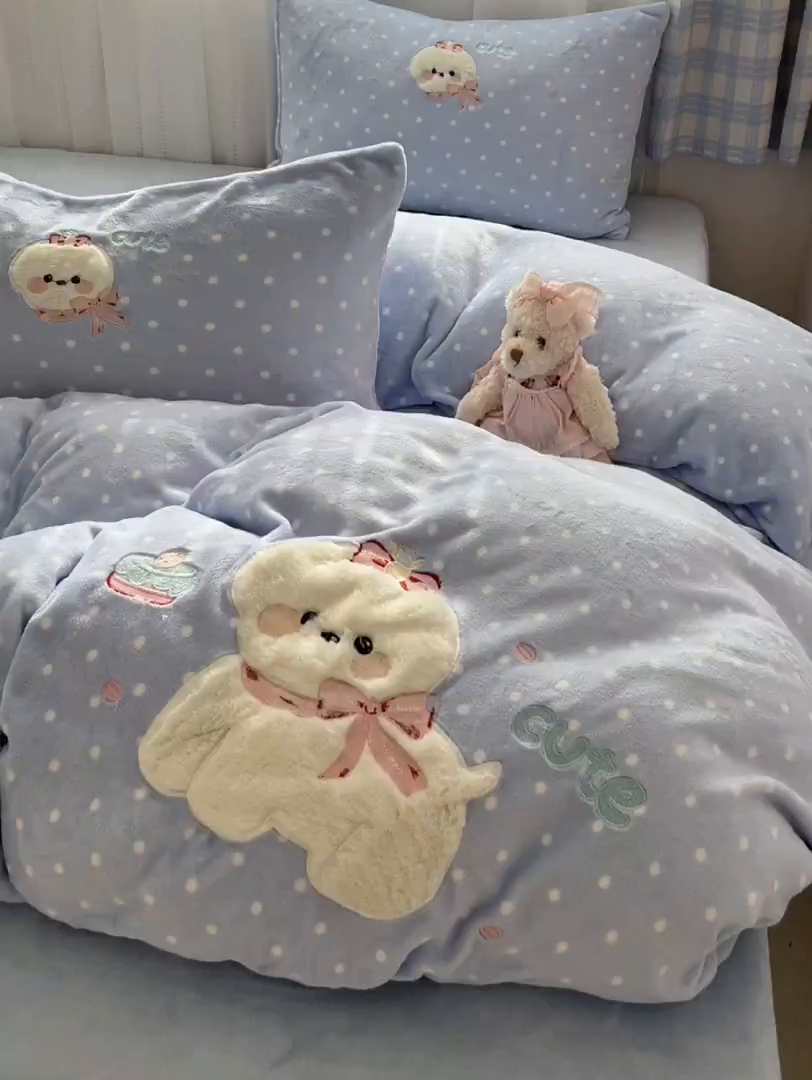 91家纺网 家纺一手货源 找家纺 红嘴企鹅 2025新款精致贴布绣牛奶绒四件套 Cute狗-蓝