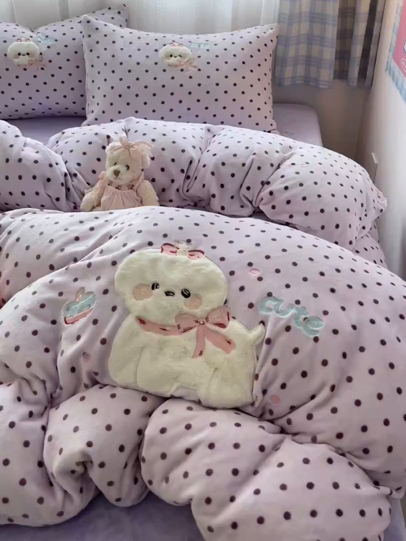 91家纺网 家纺一手货源 找家纺 红嘴企鹅 2025新款精致贴布绣牛奶绒四件套 Cute狗-紫