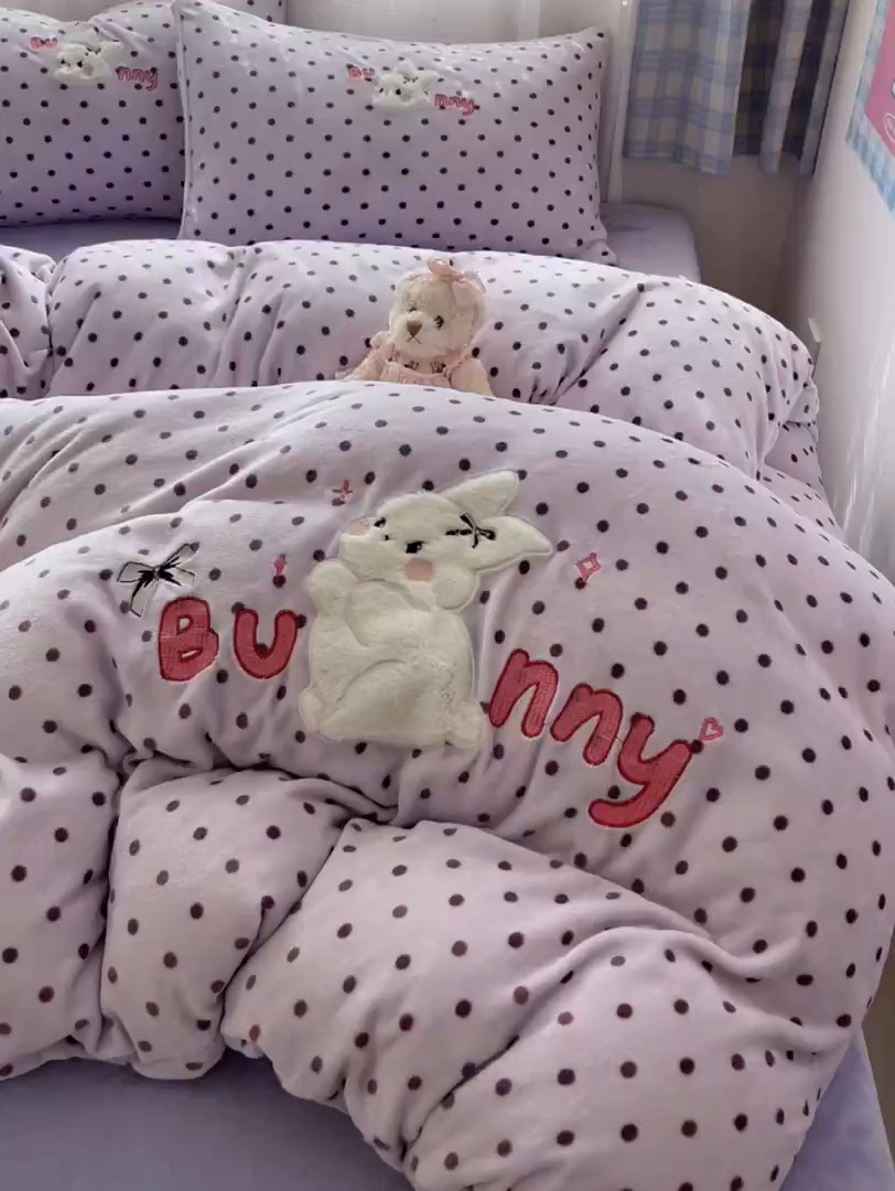 91家纺网 家纺一手货源 找家纺 红嘴企鹅 2025新款精致贴布绣牛奶绒四件套 Bunny兔-紫