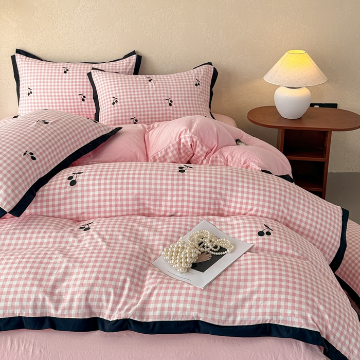 91家纺网 家纺一手货源 找家纺 米可2025新款水洗棉绣花花边款四件套 樱桃-粉