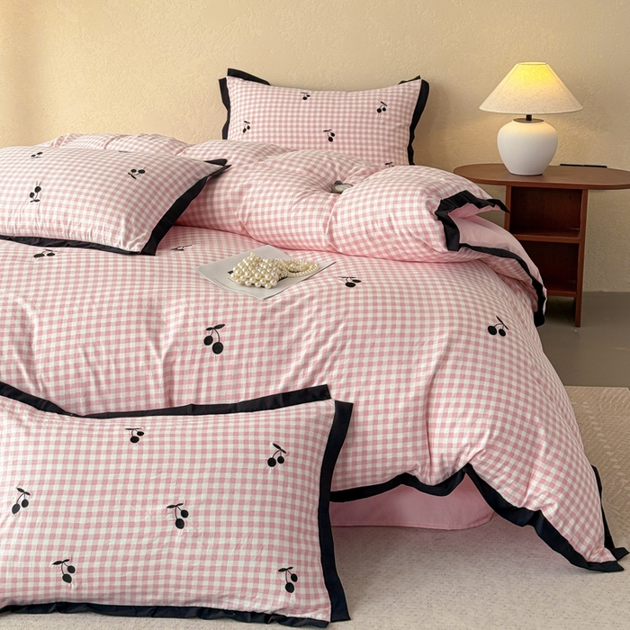 91家纺网 家纺一手货源 找家纺 米可2025新款水洗棉绣花花边款四件套 樱桃-粉