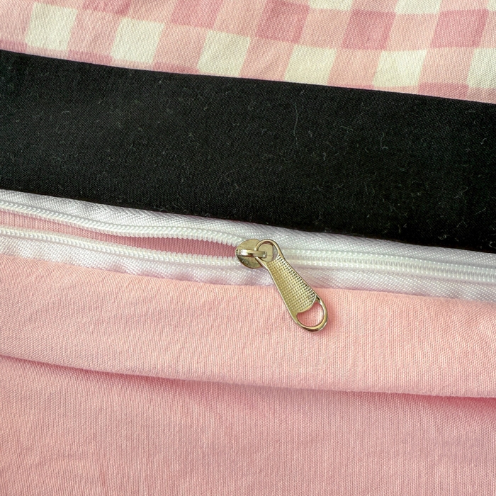 91家纺网 家纺一手货源 找家纺 米可2025新款水洗棉绣花花边款四件套 樱桃-粉