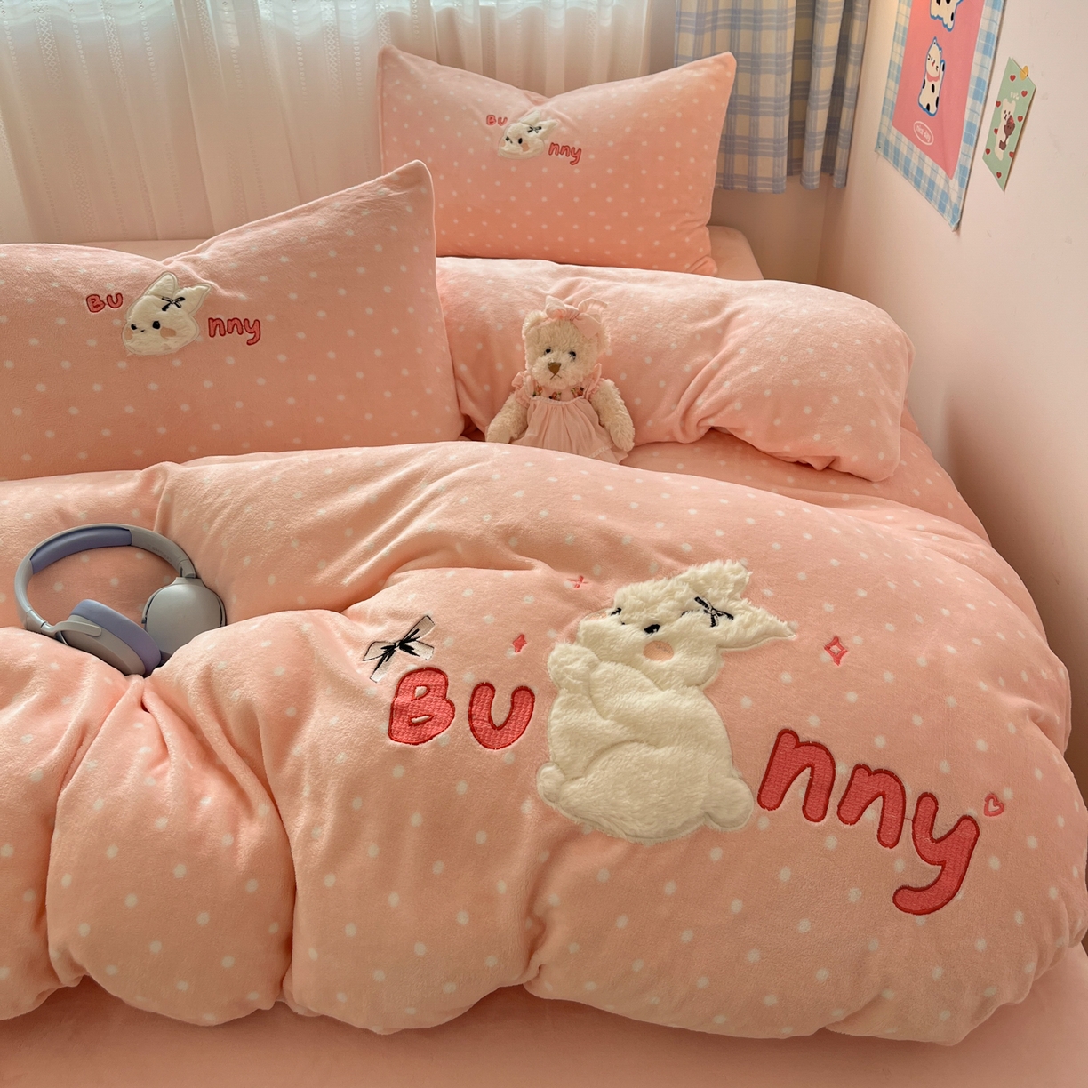 91家纺网 家纺一手货源 找家纺 红嘴企鹅 2025新款精致贴布绣牛奶绒四件套 Bunny兔-粉