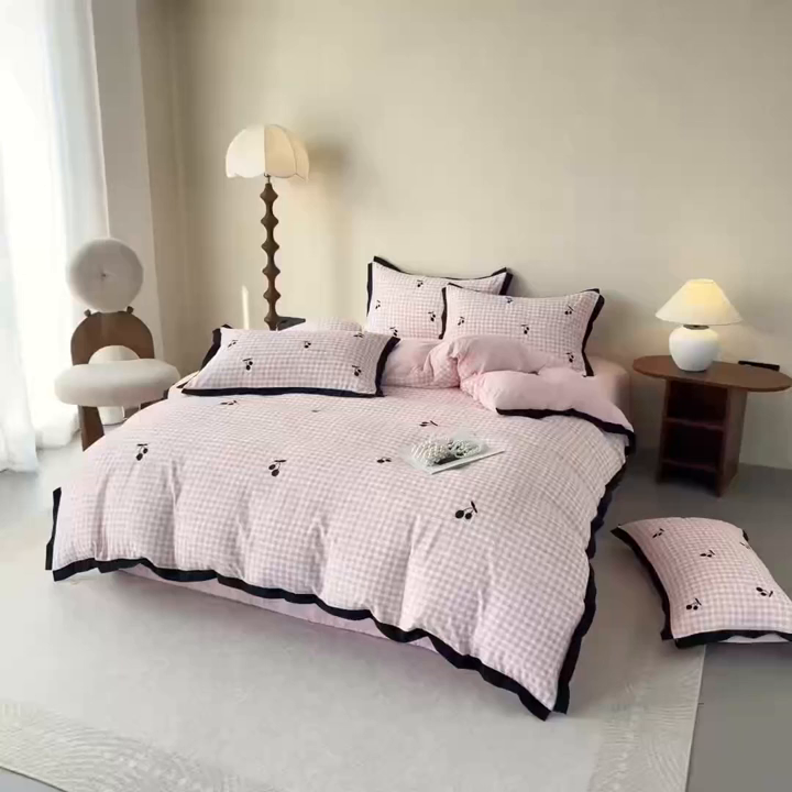 91家纺网 家纺一手货源 找家纺 米可2025新款水洗棉绣花花边款四件套 樱桃-粉