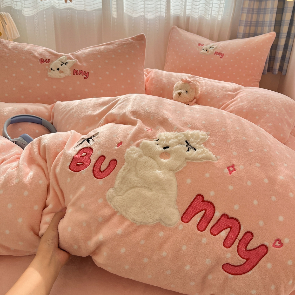 91家纺网 家纺一手货源 找家纺 红嘴企鹅 2025新款精致贴布绣牛奶绒四件套 Bunny兔-粉