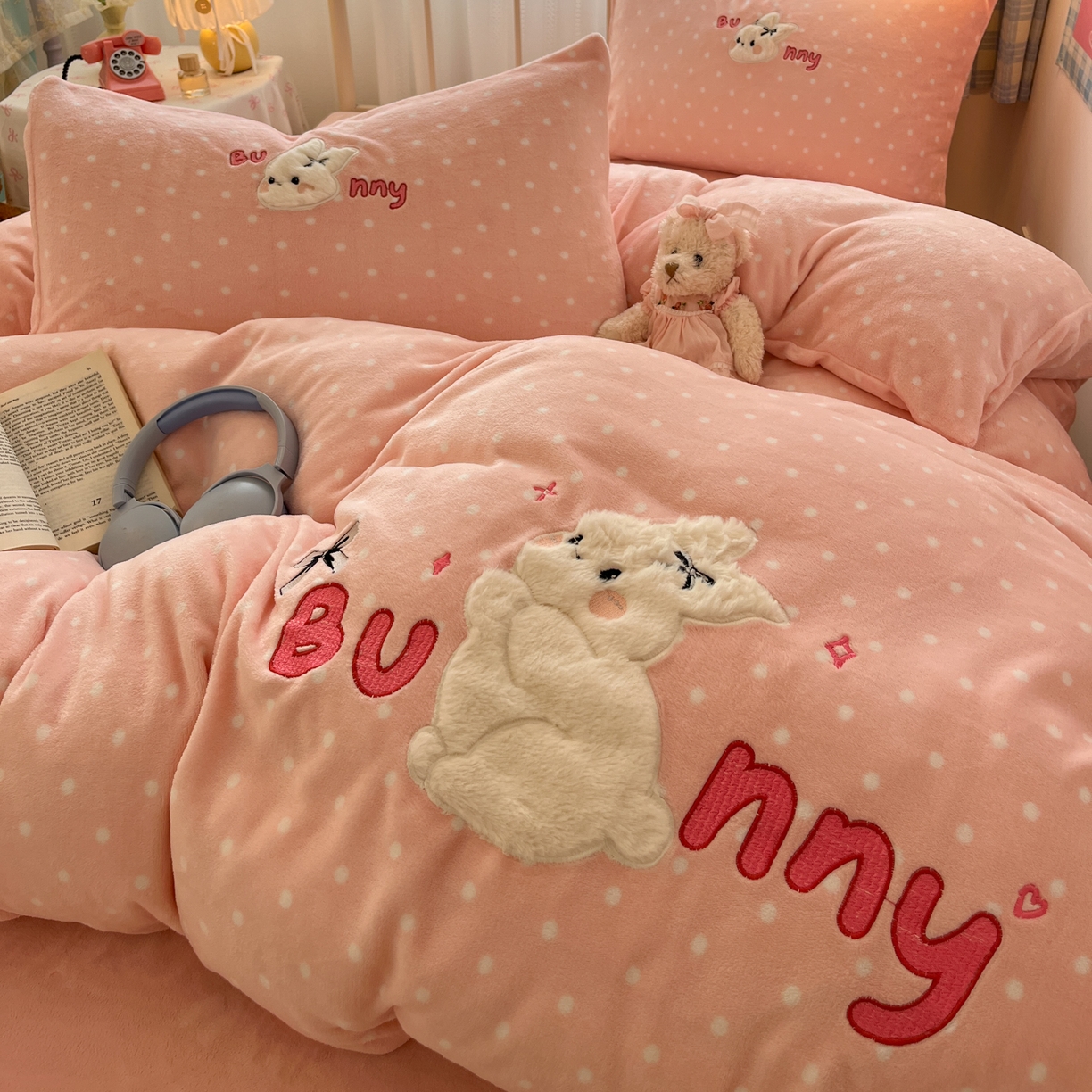 91家纺网 家纺一手货源 找家纺 红嘴企鹅 2025新款精致贴布绣牛奶绒四件套 Bunny兔-粉