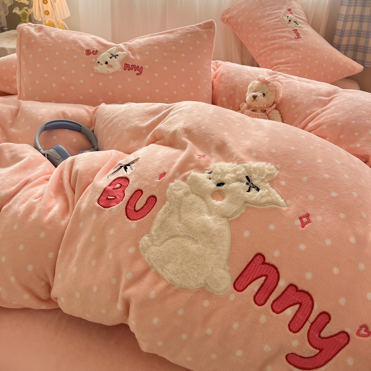 91家纺网 家纺一手货源 找家纺 红嘴企鹅 2025新款精致贴布绣牛奶绒四件套 Bunny兔-粉