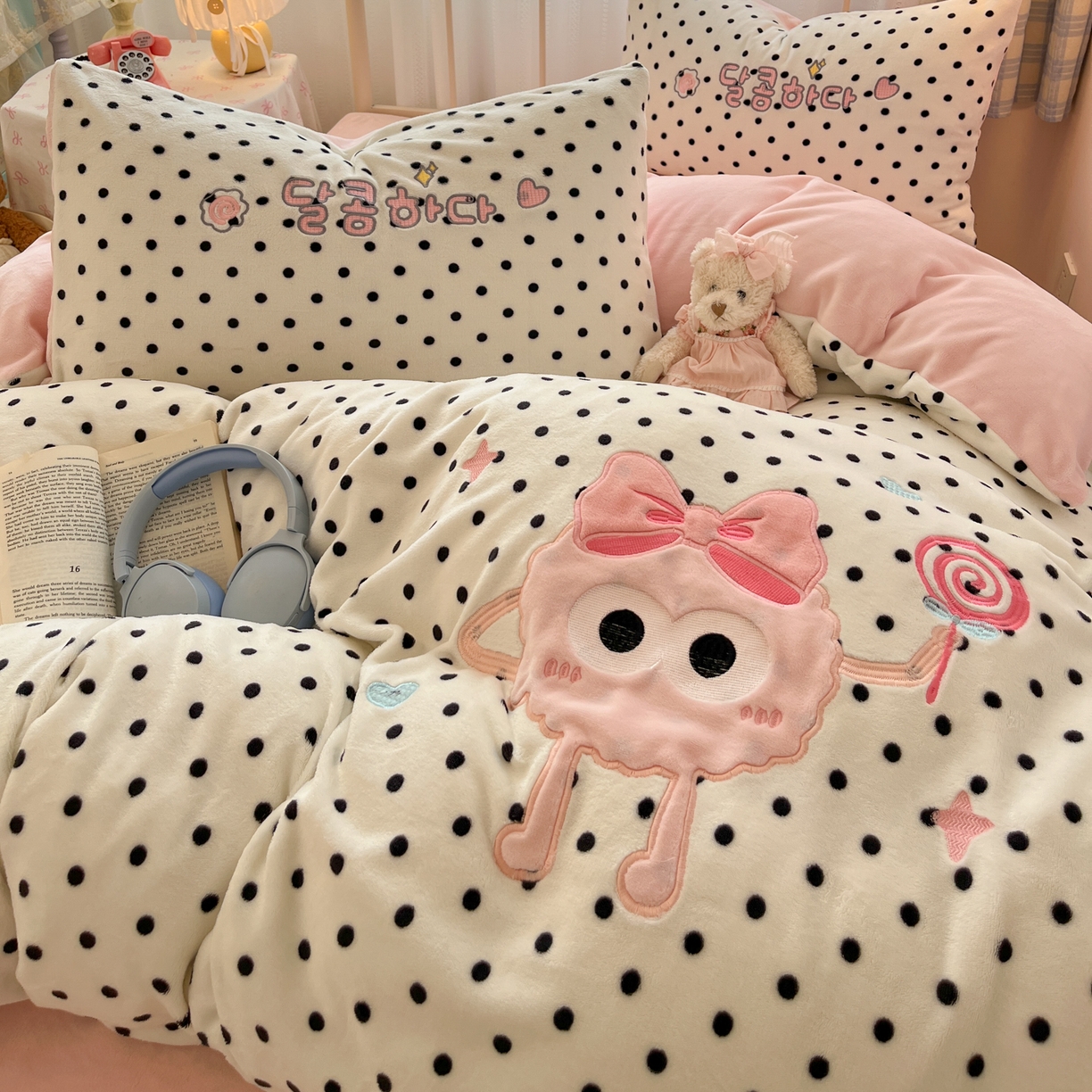 91家纺网 家纺一手货源 找家纺 红嘴企鹅 2025新款精致贴布绣牛奶绒四件套 棒棒糖-粉