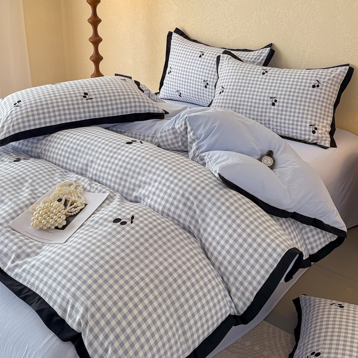 91家纺网 家纺一手货源 找家纺 米可2025新款水洗棉绣花花边款四件套 樱桃-蓝