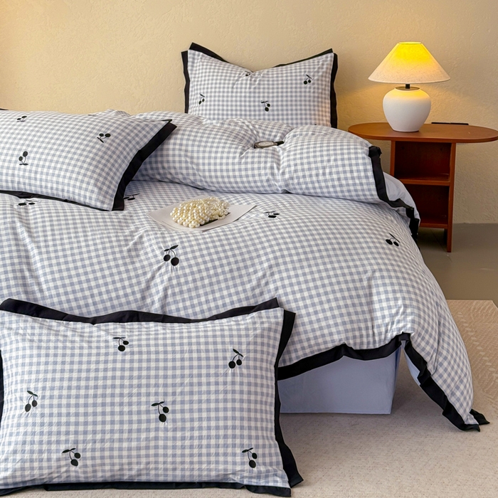 91家纺网 家纺一手货源 找家纺 米可2025新款水洗棉绣花花边款四件套 樱桃-蓝