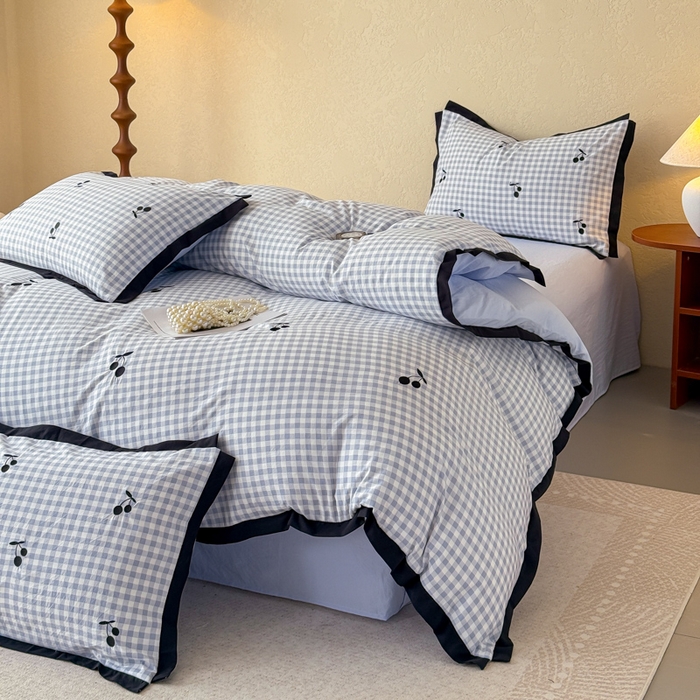 91家纺网 家纺一手货源 找家纺 米可2025新款水洗棉绣花花边款四件套 樱桃-蓝