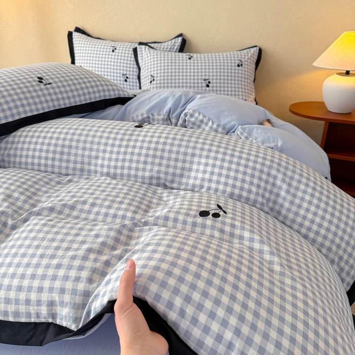 91家纺网 家纺一手货源 找家纺 米可2025新款水洗棉绣花花边款四件套 樱桃-蓝