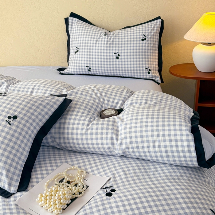 91家纺网 家纺一手货源 找家纺 米可2025新款水洗棉绣花花边款四件套 樱桃-蓝