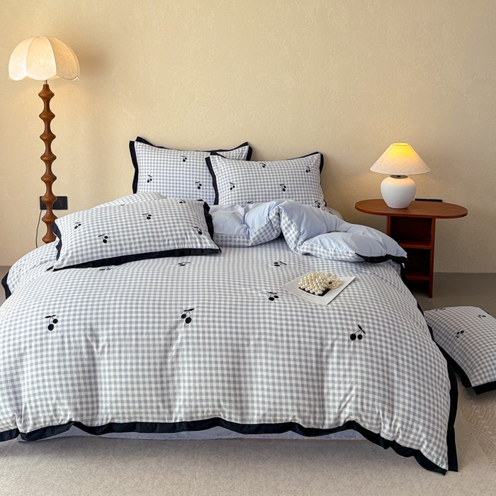 91家纺网 家纺一手货源 找家纺 米可2025新款水洗棉绣花花边款四件套 樱桃-蓝