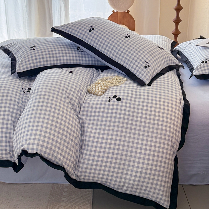 91家纺网 家纺一手货源 找家纺 米可2025新款水洗棉绣花花边款四件套 樱桃-蓝