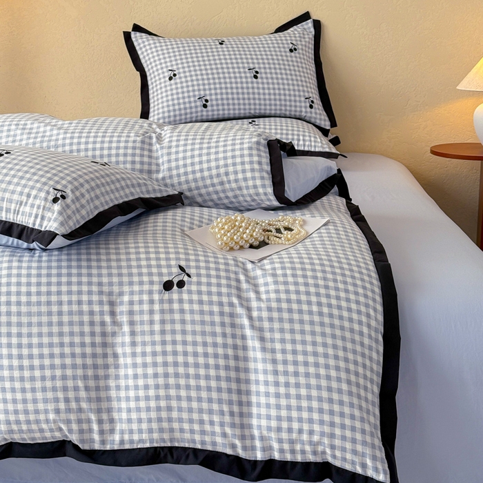 91家纺网 家纺一手货源 找家纺 米可2025新款水洗棉绣花花边款四件套 樱桃-蓝