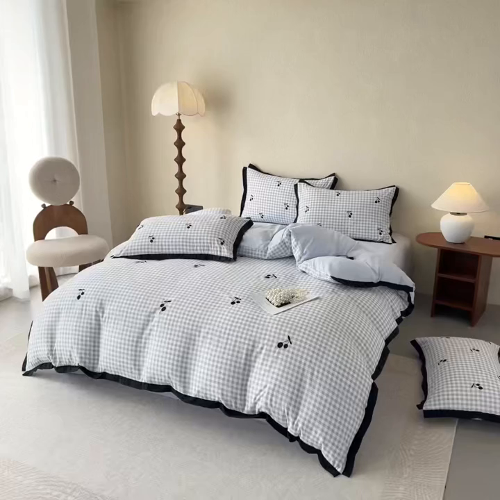 91家纺网 家纺一手货源 找家纺 米可2025新款水洗棉绣花花边款四件套 樱桃-蓝