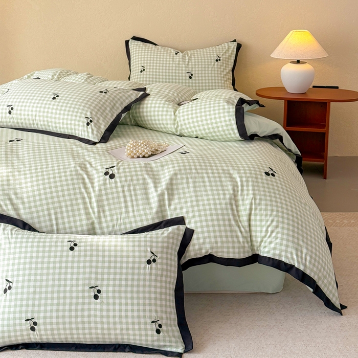 91家纺网 家纺一手货源 找家纺 米可2025新款水洗棉绣花花边款四件套 樱桃-绿