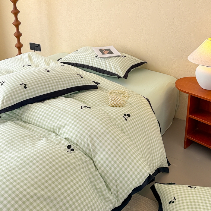 91家纺网 家纺一手货源 找家纺 米可2025新款水洗棉绣花花边款四件套 樱桃-绿