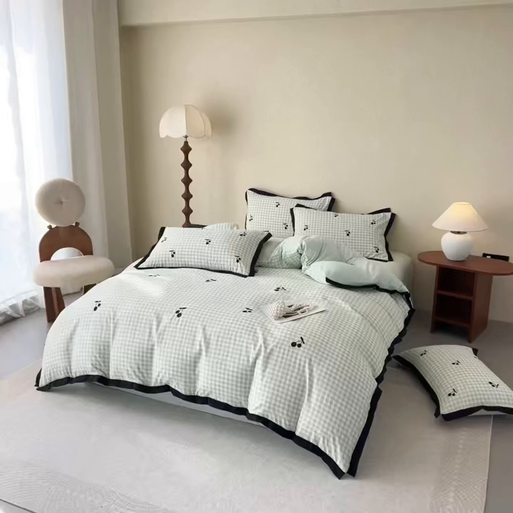 91家纺网 家纺一手货源 找家纺 米可2025新款水洗棉绣花花边款四件套 樱桃-绿