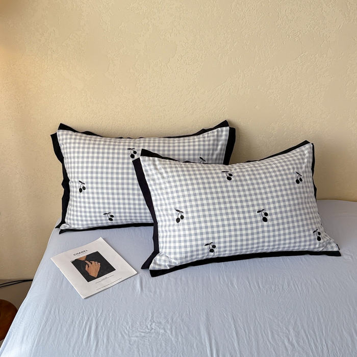 91家纺网 家纺一手货源 找家纺 米可 2025新款水洗棉绣花花边款四件套 樱桃-蓝