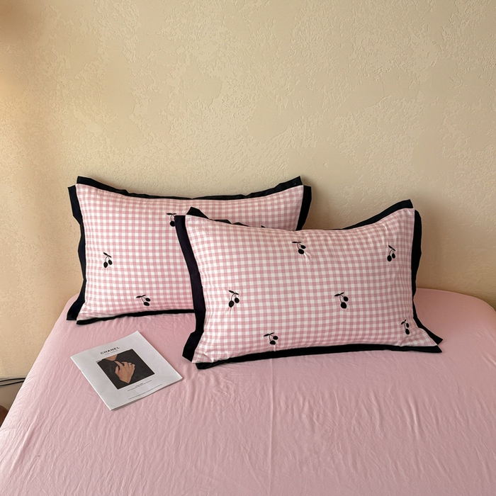 91家纺网 家纺一手货源 找家纺 米可 2025新款水洗棉绣花花边款四件套 樱桃-粉