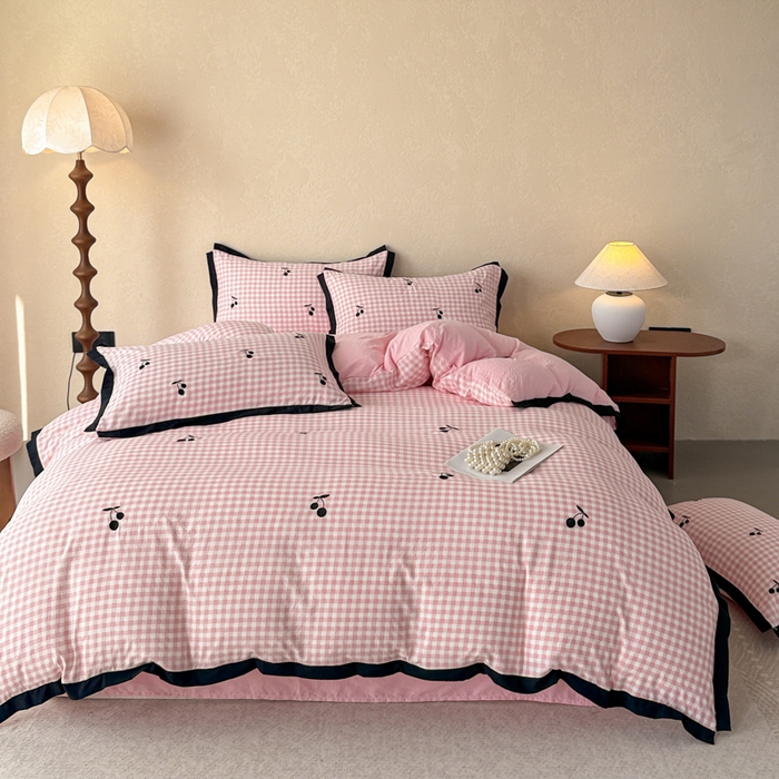 91家纺网 家纺一手货源 找家纺 米可 2025新款水洗棉绣花花边款四件套 樱桃-粉