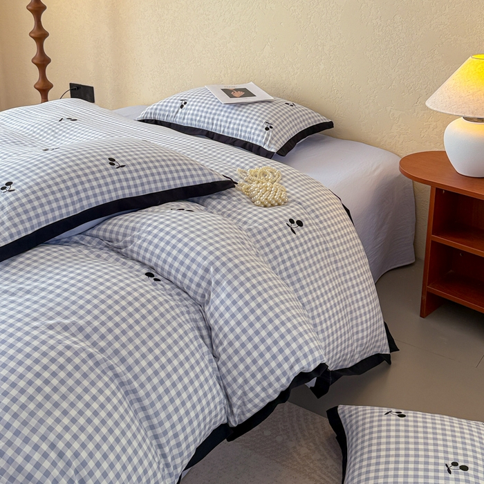 91家纺网 家纺一手货源 找家纺 米可 2025新款水洗棉绣花花边款四件套 樱桃-蓝