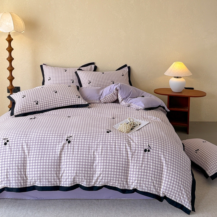 91家纺网 家纺一手货源 找家纺 米可 2025新款水洗棉绣花花边款四件套 樱桃-紫