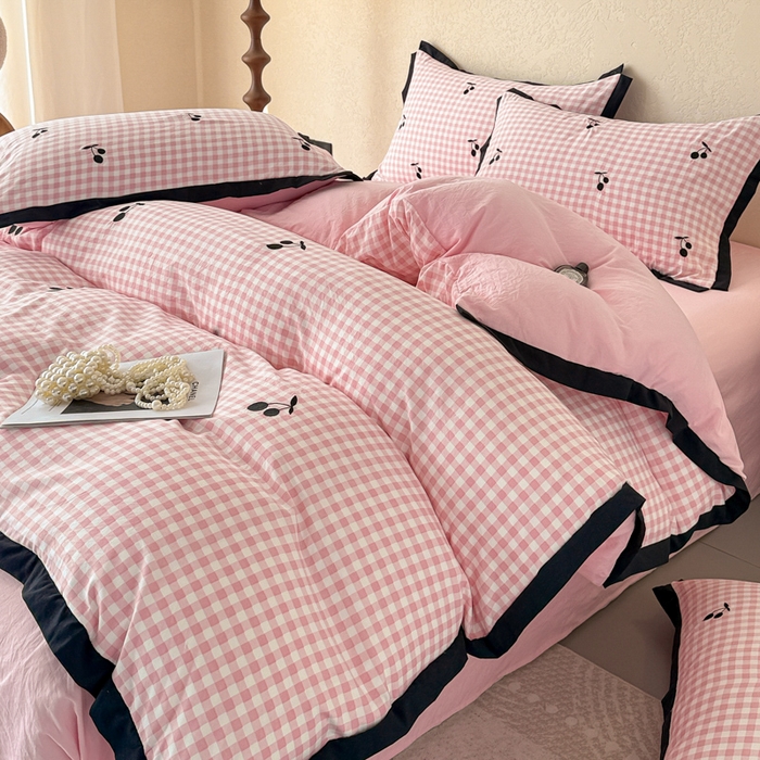 91家纺网 家纺一手货源 找家纺 米可 2025新款水洗棉绣花花边款四件套 樱桃-粉