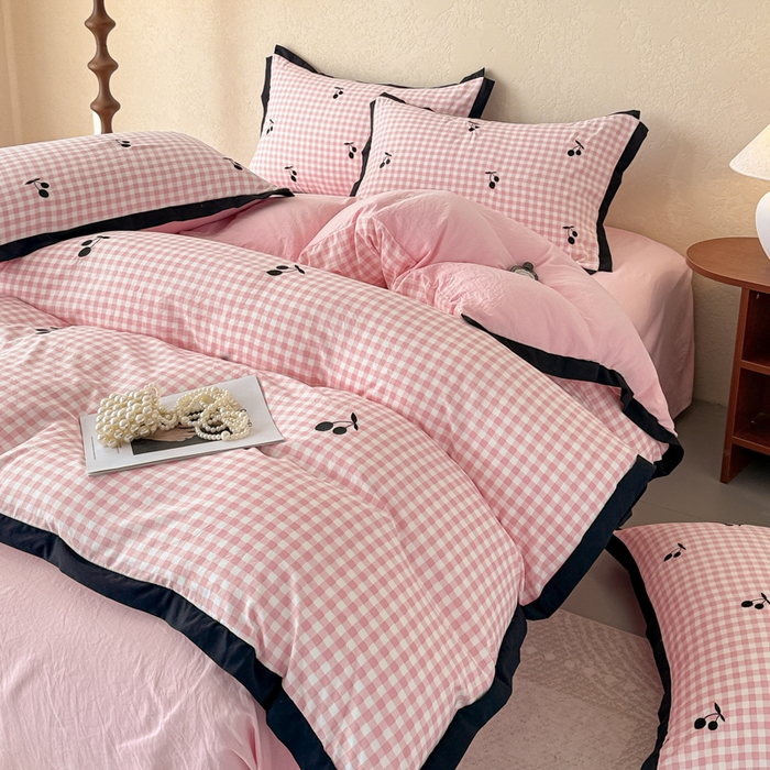 91家纺网 家纺一手货源 找家纺 米可 2025新款水洗棉绣花花边款四件套 樱桃-粉