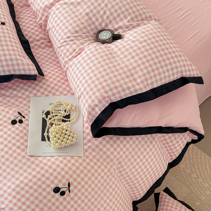 91家纺网 家纺一手货源 找家纺 米可 2025新款水洗棉绣花花边款四件套 樱桃-粉