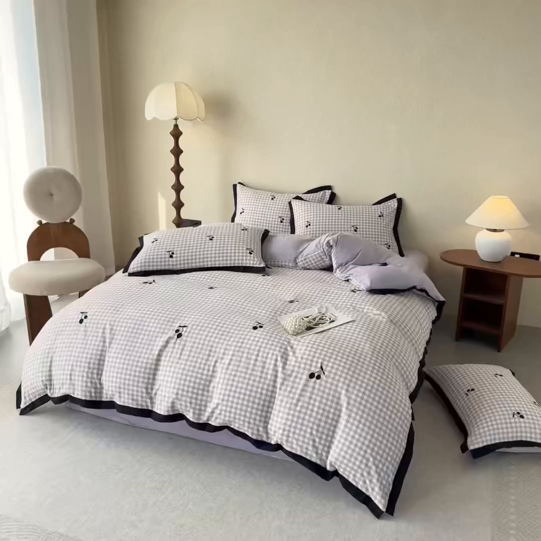 91家纺网 家纺一手货源 找家纺 米可 2025新款水洗棉绣花花边款四件套 樱桃-紫