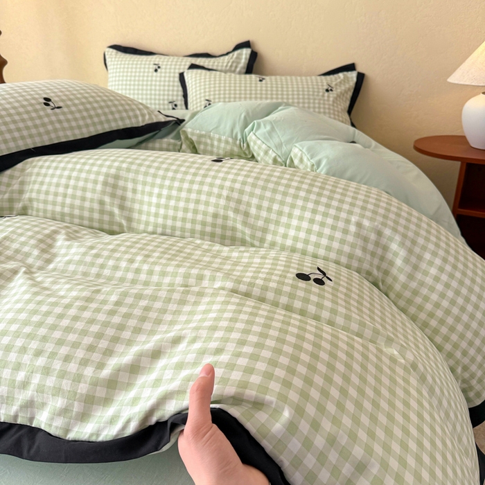 91家纺网 家纺一手货源 找家纺 米可 2025新款水洗棉绣花花边款四件套 樱桃-绿