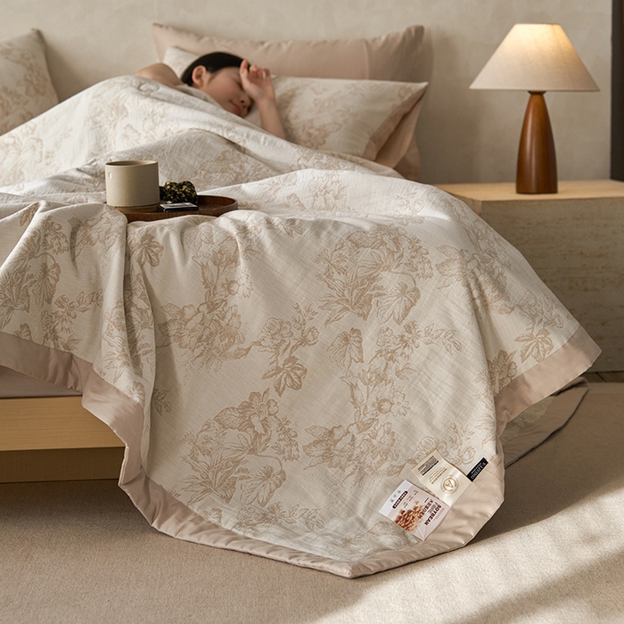 91家纺网 家纺一手货源 找家纺 宜代光年 2025新款60s水洗棉全棉提花夏被 执笔水墨-咖