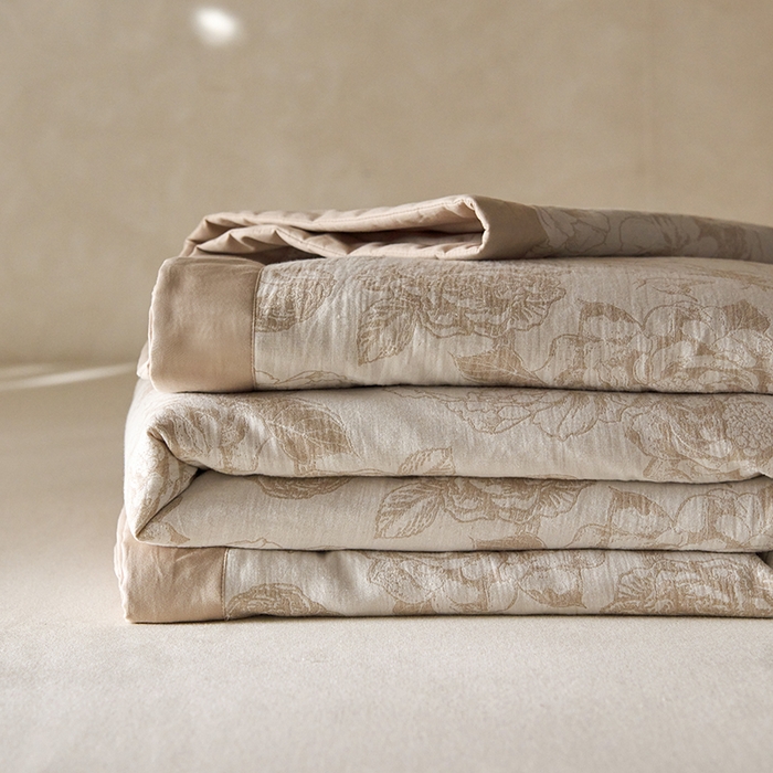 91家纺网 家纺一手货源 找家纺 宜代光年 2025新款60s水洗棉全棉提花夏被 牡丹-咖