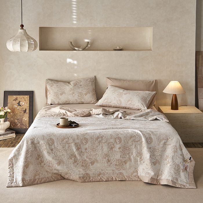 91家纺网 家纺一手货源 找家纺 宜代光年 2025新款60s水洗棉全棉提花夏被 牡丹-咖