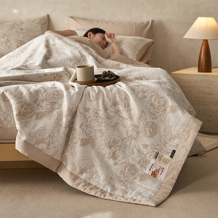 91家纺网 家纺一手货源 找家纺 宜代光年 2025新款60s水洗棉全棉提花夏被 牡丹-咖