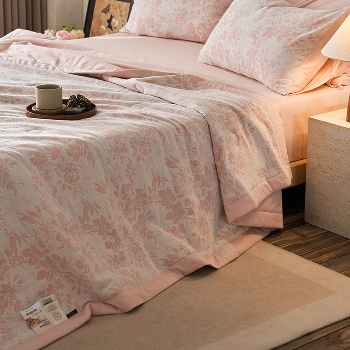 91家纺网 家纺一手货源 找家纺 宜代光年 2025新款60s水洗棉全棉提花夏被 繁花-粉