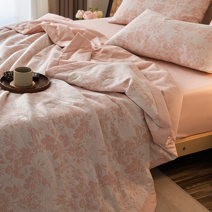 91家纺网 家纺一手货源 找家纺 宜代光年 2025新款60s水洗棉全棉提花夏被 繁花-粉