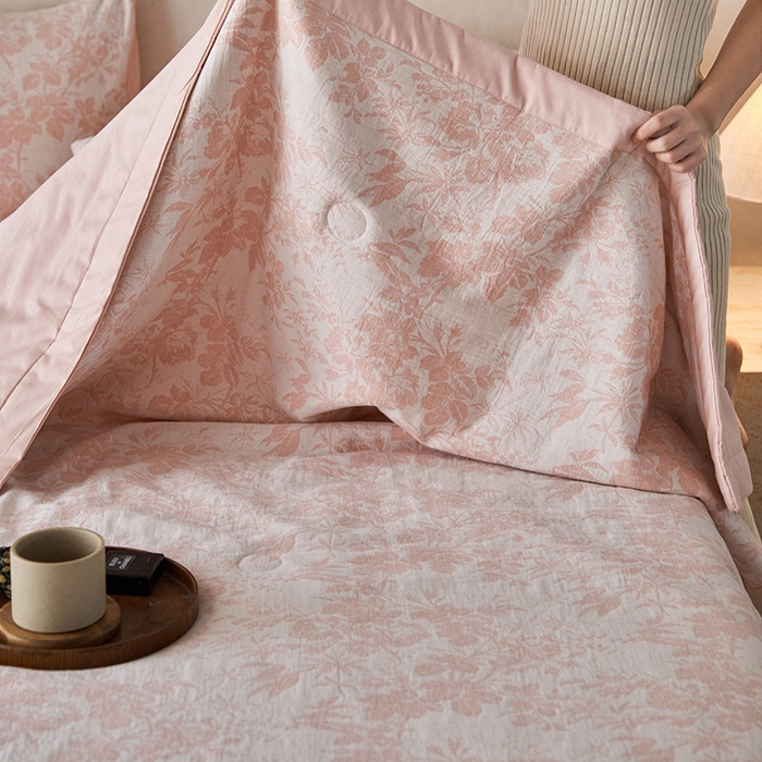 91家纺网 家纺一手货源 找家纺 宜代光年 2025新款60s水洗棉全棉提花夏被 繁花-粉