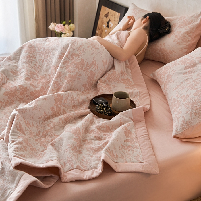 91家纺网 家纺一手货源 找家纺 宜代光年 2025新款60s水洗棉全棉提花夏被 繁花-粉