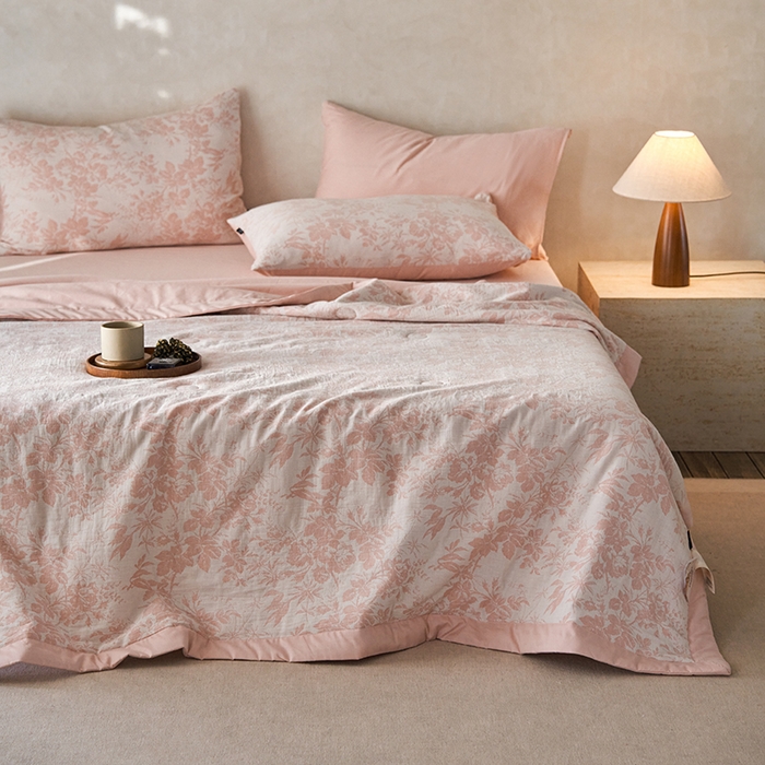 91家纺网 家纺一手货源 找家纺 宜代光年 2025新款60s水洗棉全棉提花夏被 繁花-粉