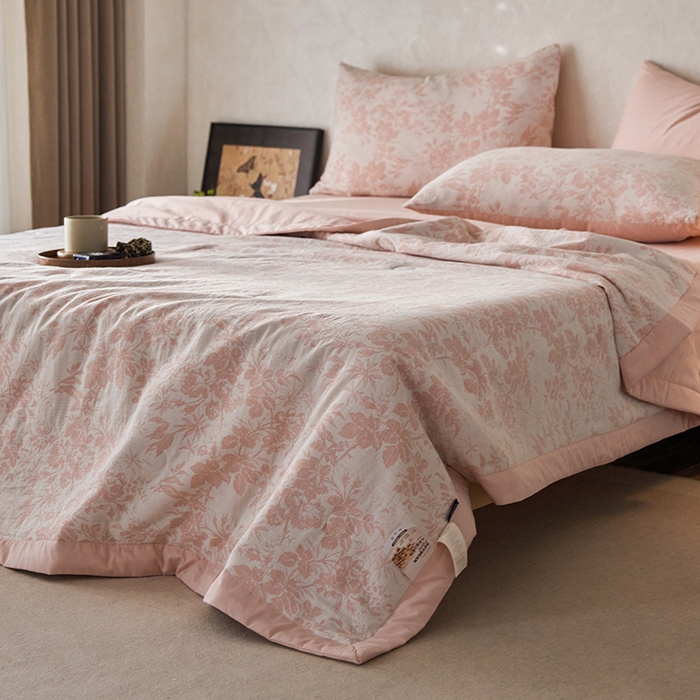 91家纺网 家纺一手货源 找家纺 宜代光年 2025新款60s水洗棉全棉提花夏被 繁花-粉